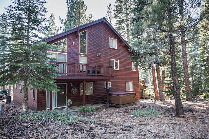Log cabin for 10 people, with hot tub and balcony, with pets in Truckee