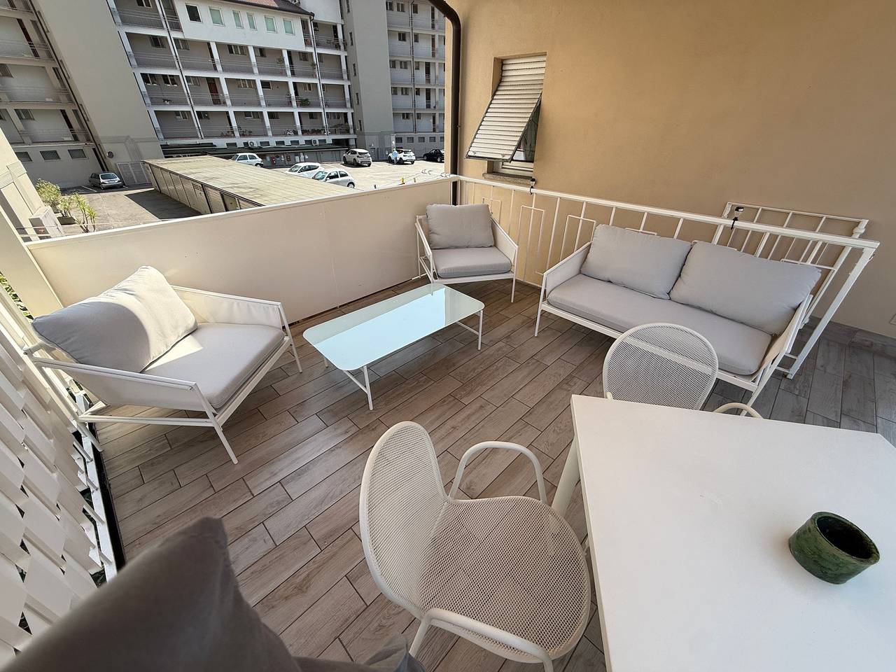 Appartamento intero, Casa Vacanze 'Miki' con Terrazza Privata, Wi-Fi e Aria Condizionata in Sarnico, Lago d'Iseo