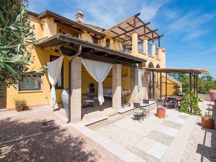 Agriturismo per 5 persone, con giardino e piscina in Provincia di Ascoli Piceno