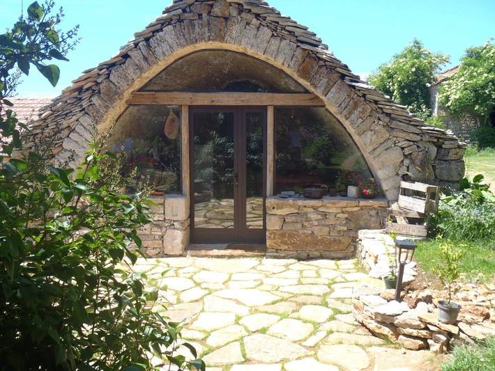 Location de vacances pour 3 personnes, avec jardin ainsi que vue et terrasse à Mostuéjouls - 4