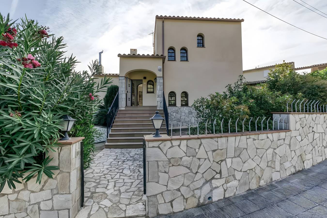 Villa 'Sunshine' con vistas a la montaña, piscina privada y Wi-Fi in Cabanyes, Calonge