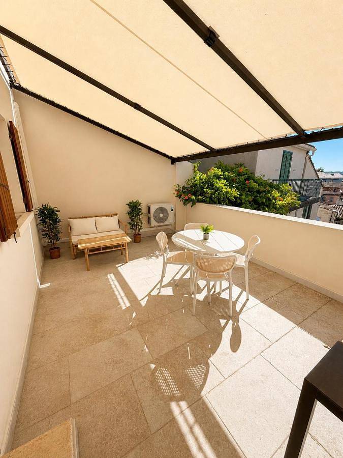 Appartement entier, Le Nily Provence, T2 cosy rénové avec Clim, Extérieur et Parking in Sainte-Tulle, Parc naturel régional du Luberon