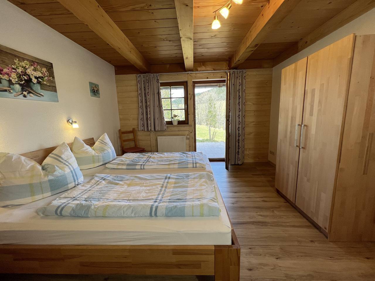 Entire apartment, Apartment 'Ferienwohnung Sonnenschein, 80 Qm' with Mountain View, Private Terrace and Shared Garden in Suedlicher Schwarzwald, Titisee-Neustadt