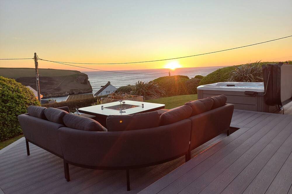 Holiday Home for 12 People in Mawgan Porth, Cornwall