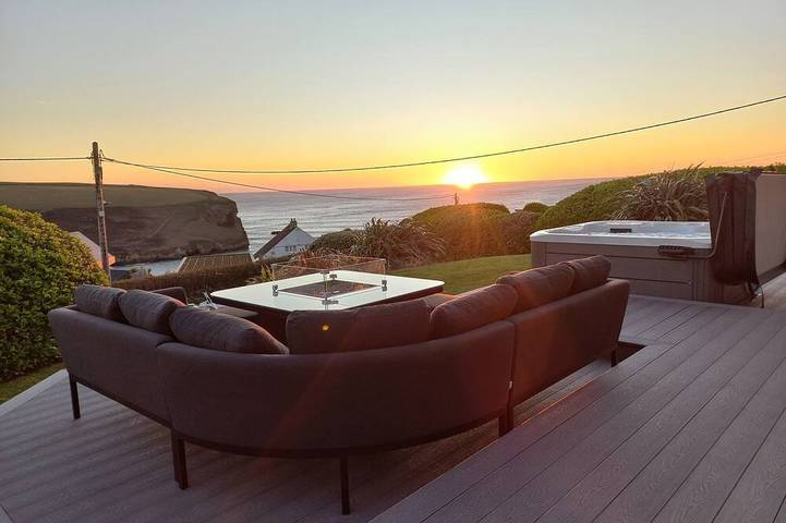 Holiday home for 12 people, with balcony and hot tub as well as garden in Mawgan Porth