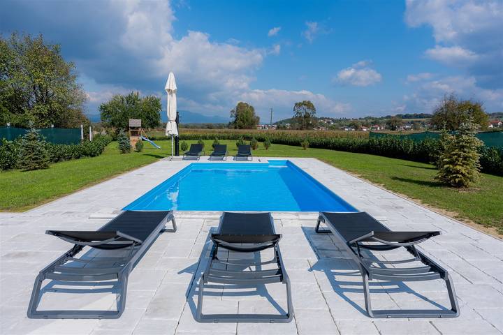 Ferienhaus für 12 Personen, mit Terrasse und Garten sowie Pool und Sauna