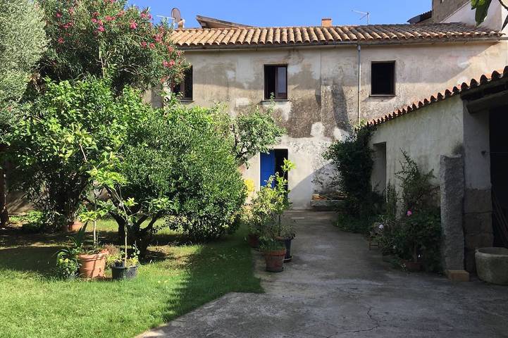 Location de vacances pour 8 personnes, avec jardin et terrasse à Guspini