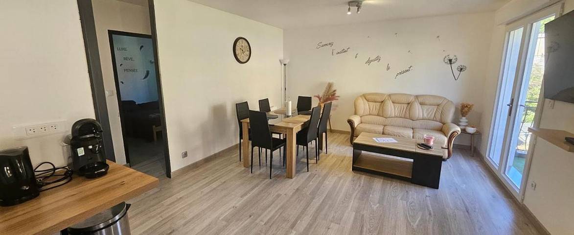 Location de vacances pour 4 personnes, avec Balcon et Terrasse ainsi que Jardin et Vue à Le Cheylard