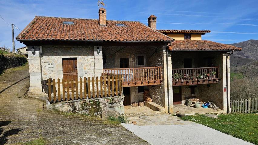Casa rural para 6 personas, con jacuzzi además de balcón y jardín en Comarca de Oriente - 2