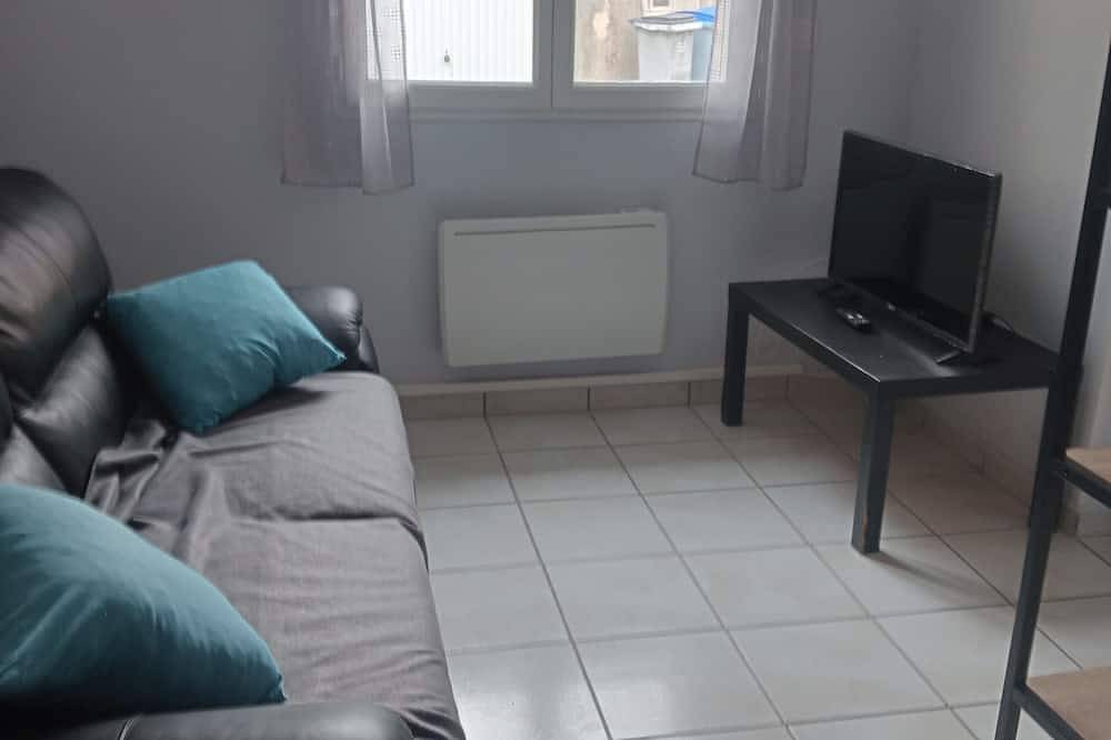 Petite Maisonnette Centre Ville Toute Équipée 2 Personnes Parking Terrasse in Dole (Jura), Jura