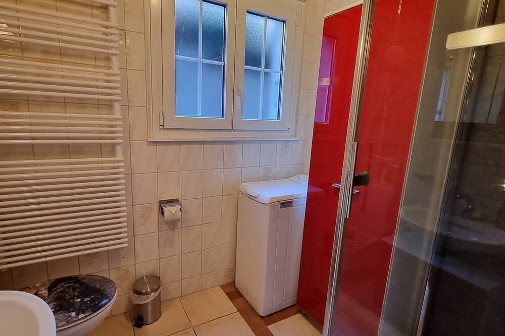 Chalet in Montreux (Ch) mit Gartenhaus, Jacuzzi, Sauna und einmaliger Aussicht! in Montreux, Genfer See