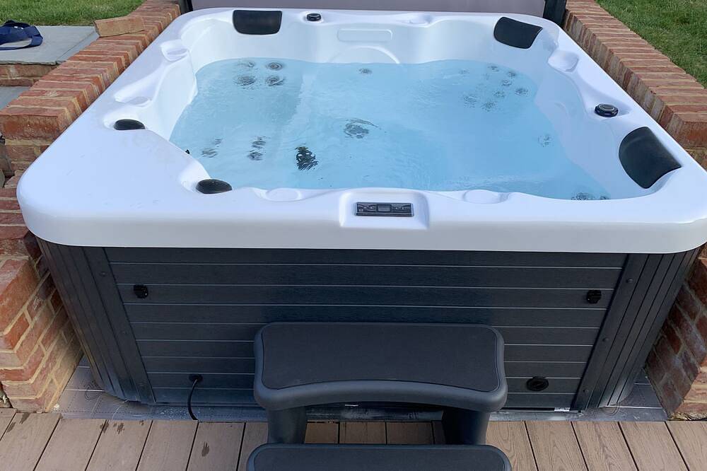 A modern luxury bungalow with an amazing hot tub located in a rural part of Kent in Greensands Ridge, East Sutton