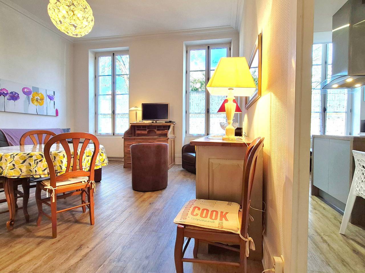 Entire apartment, Cozy Stay in Nevers: Parking and Pets Welcome in Nevers, Nièvre