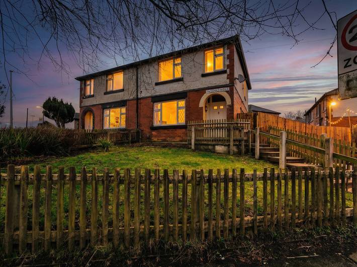 Refurbished Farnworth Home Comfort and Convenience Await for Holiday Makers in Bolton, Greater Manchester