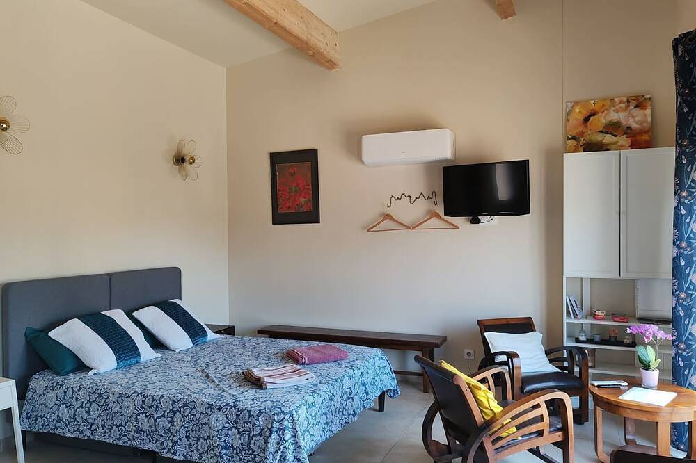 Gîte avec piscine au Calme dans petit village in Crespian, Région de Nîmes