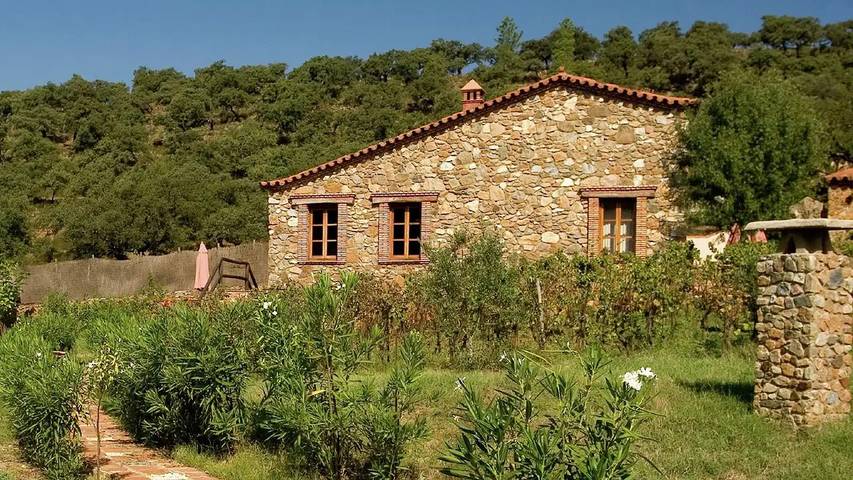 Apartamento para 4 personas, con piscina y jardín, Se admiten mascotas en Alájar