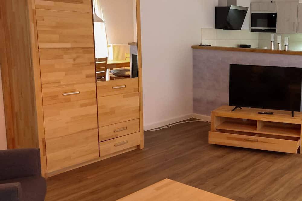 Ganze Wohnung, Freundliche Ferienwohnung in Citylage mit Terrasse und Parkplatz in Tollensesee, Neubrandenburg