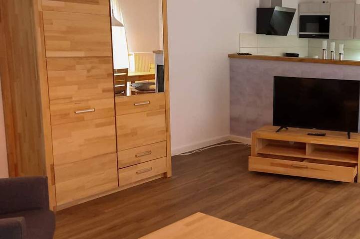 Ganze Wohnung, Freundliche Ferienwohnung in Citylage mit Terrasse und Parkplatz in Tollensesee, Neubrandenburg