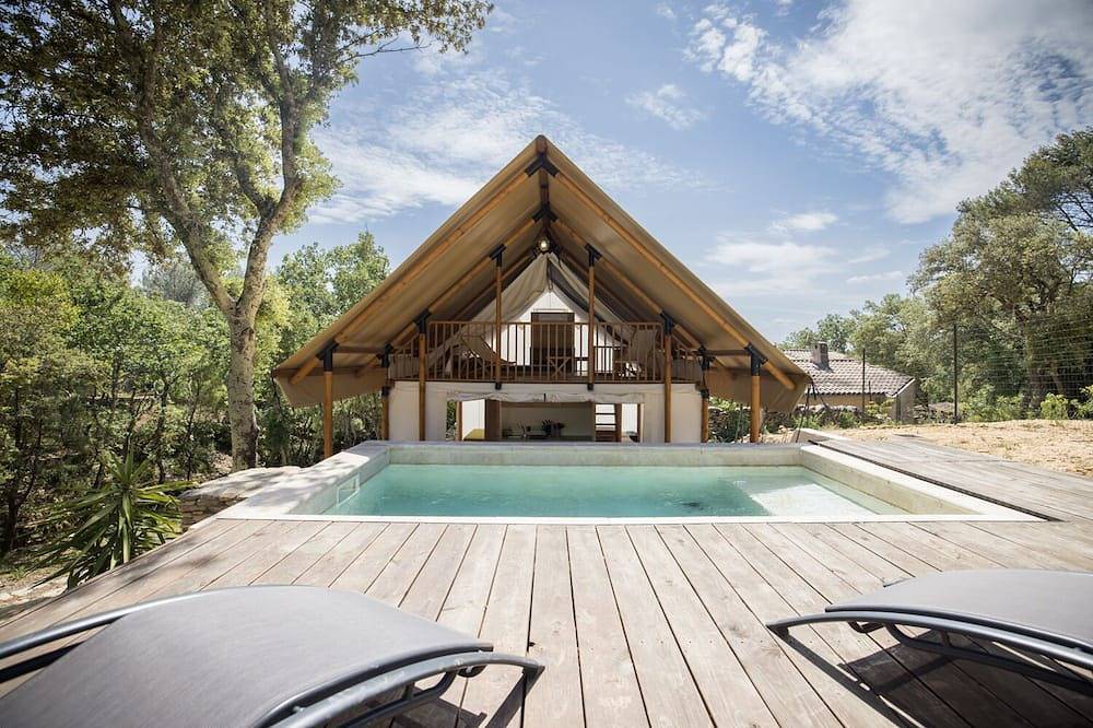 Family lodge with swimming pool for 6 to 7 people in the middle of the Garrigue in Castillon-du-Gard, Region de Nimes