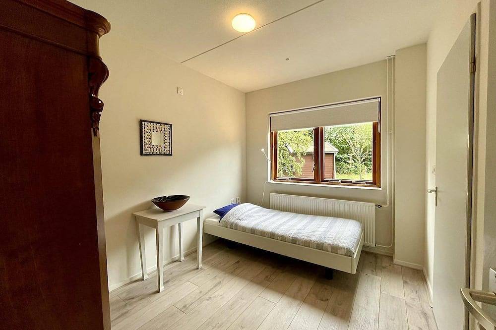 Cosy family house with large garden, 2 bathrooms and location close to the beach in Renesse Strand, Renesse