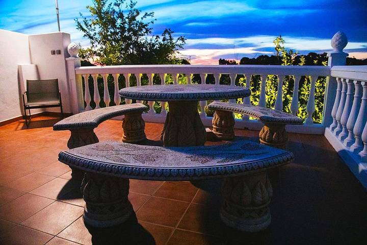 Apartamento para 5 personas, con piscina y jardín además de piscina para niños y vistas, Se admiten mascotas en Montánchez