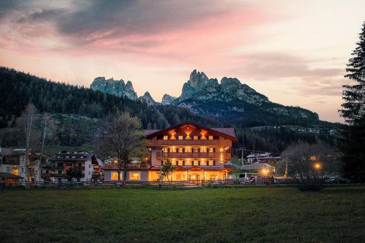 Appartamento per 4 persone, con panorama e giardino nonché sauna in Pozza di Fassa