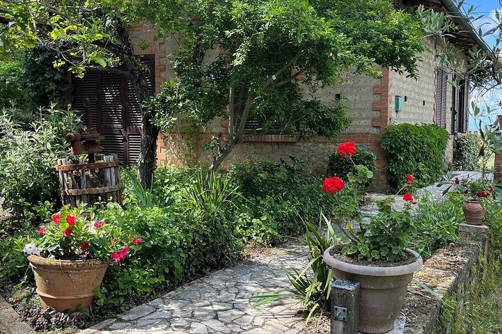 Casa isolata con piscina privata. Bellissimi giardini. Viste mozzafiato in Volterra, Pisa e dintorni