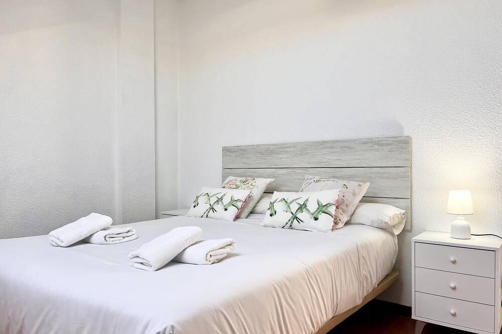 Entire apartment, Cozy penthouse with pool just steps from the beaches in Santa Cruz de Bezana, Cantabrian Coast