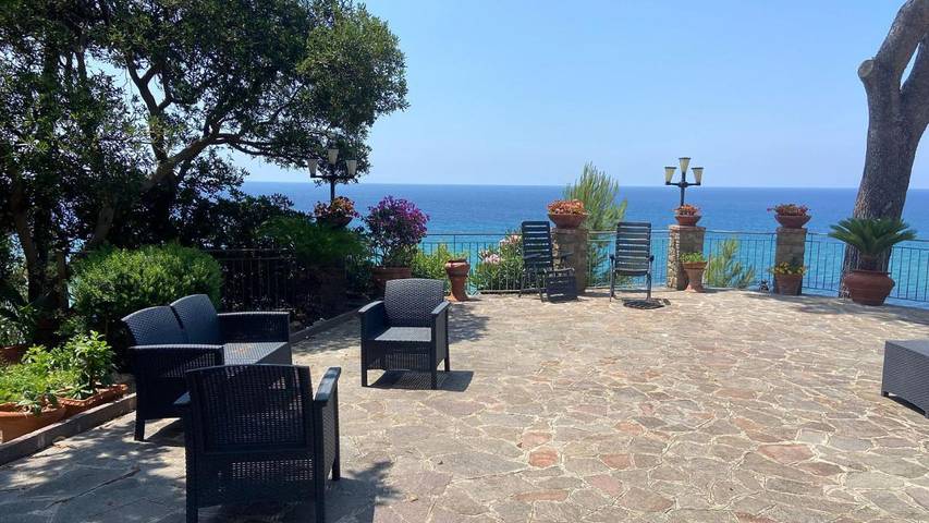 Ferienwohnung für 5 Personen, mit Ausblick und Garten in Castellabate