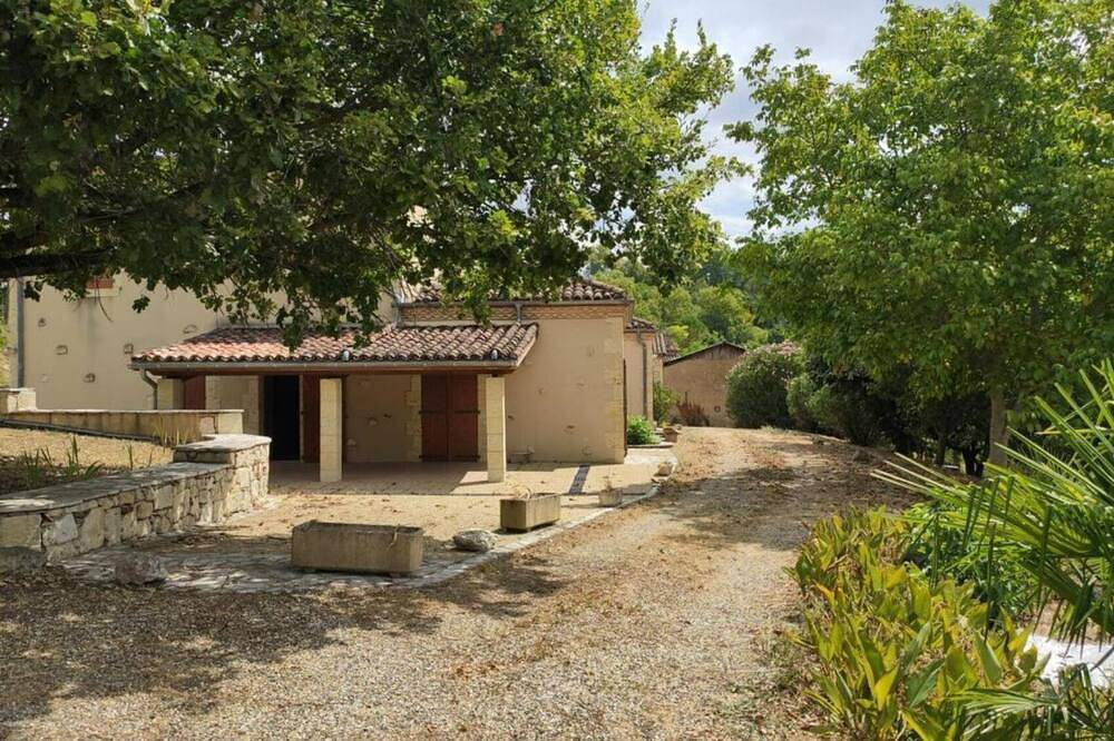 Apartamento entero, Gîte de la Tride B Avec Terrasse Proche du Centre in Lectoure, Gers