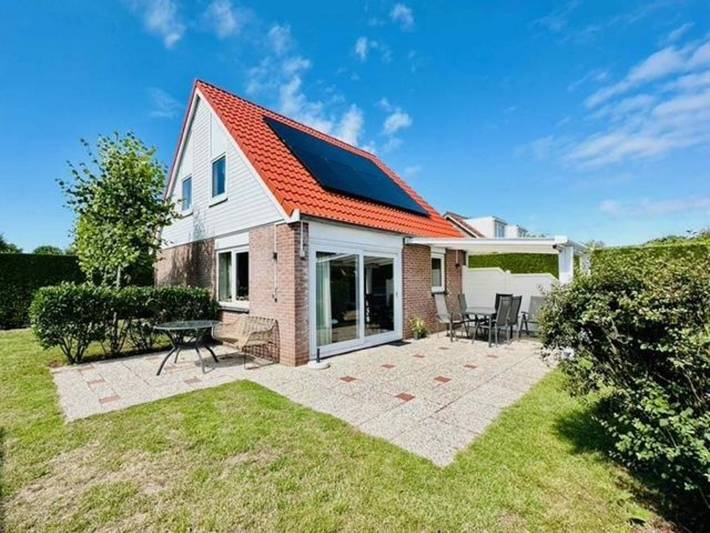 Bungalow voor 6 personen, met terras en balkon/terras in Oostkapelle