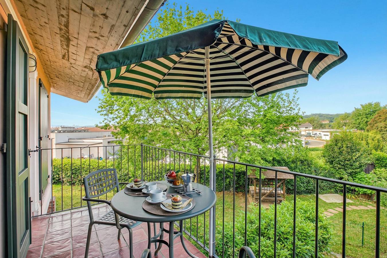 Ganze Wohnung, Apartment am See mit Pool und Terrasse, in der Nähe von Puegnago sul Garda in Puegnago sul Garda, Gardasee-Berge