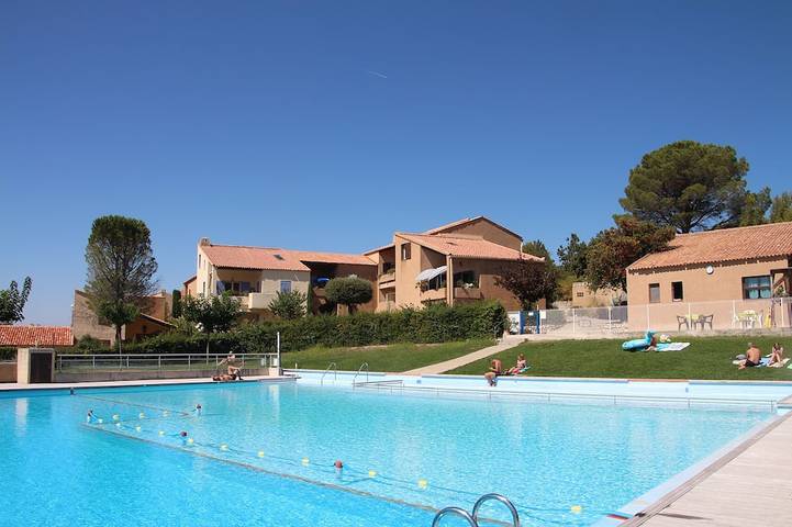Location de vacances pour 8 personnes, avec piscine et balcon à Mollans-sur-Ouvèze