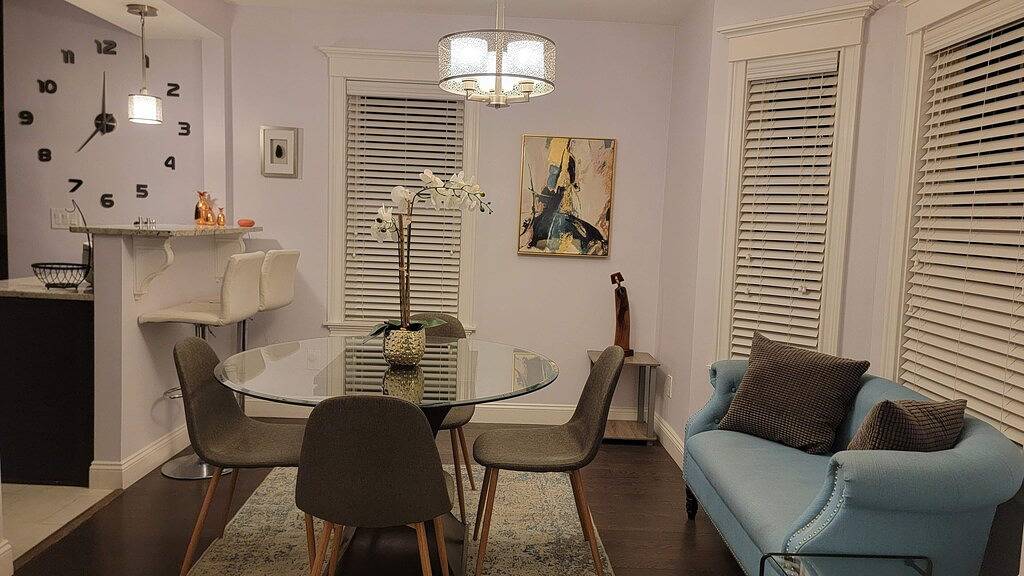 Ganze Wohnung, Großes und modernes Luxus-Duplex-Haus in der Nähe von Boston und Cambridge mit kostenlosem Parkplatz in Everett (MA), Massachusetts