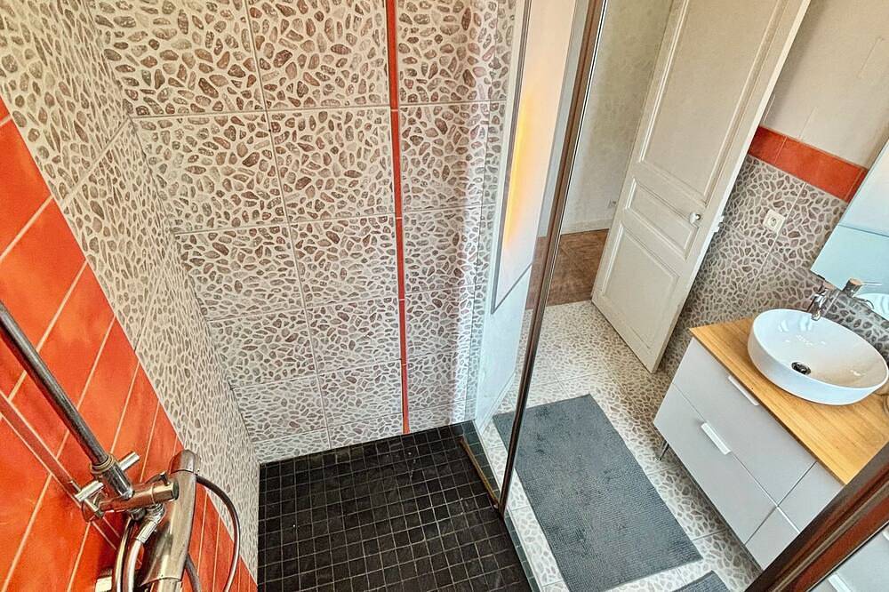 Comfortable House • Private Hot Tub • Spacious • Secure Garage Parking in Reims, Marne