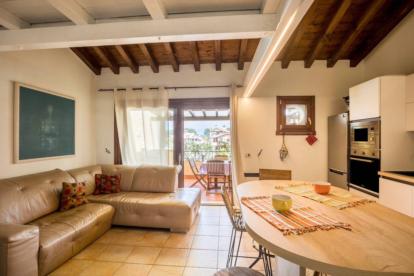 Ganze Wohnung, Ferienwohnung Maloma mit Terrasse, Gemeinschaftspool und Wlan in Peschiera del Garda, Gardasee-Berge