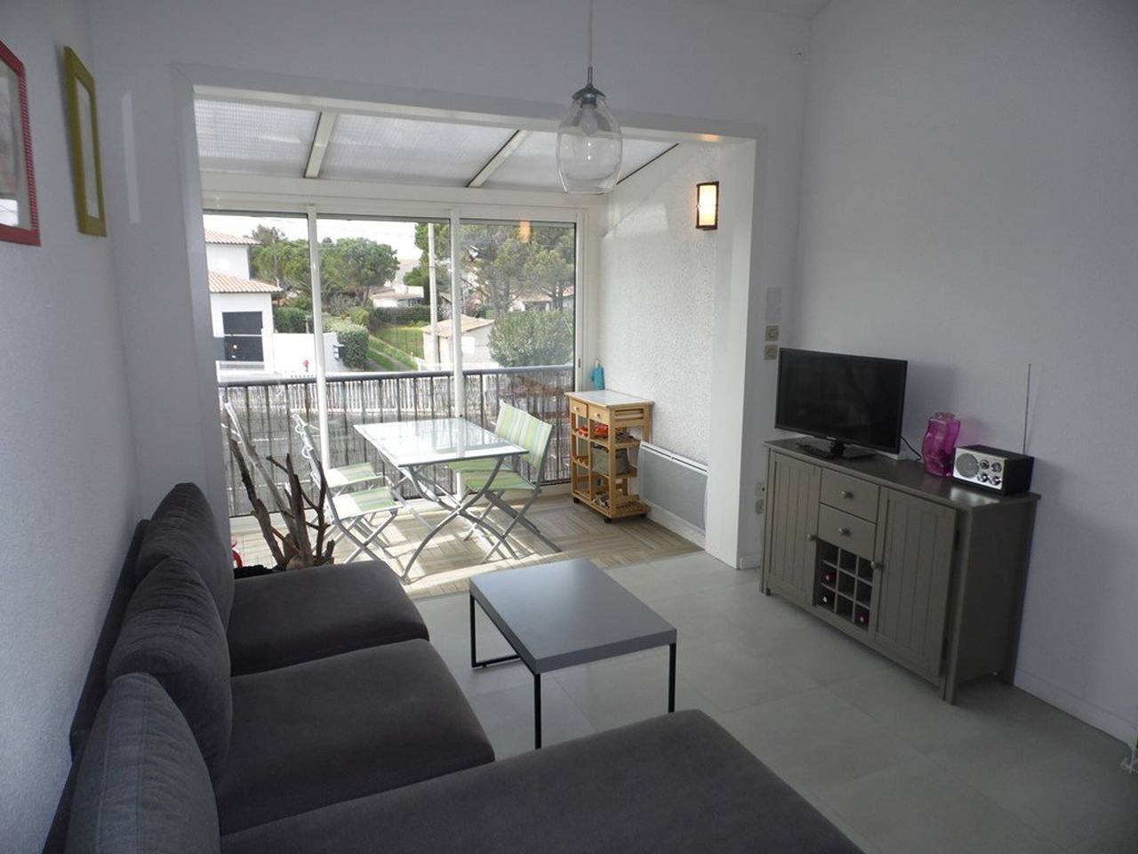 Studio entier, Studio mezzanine avec loggia, 4 couchages, parking privé in Grau-d'Agde, Agde