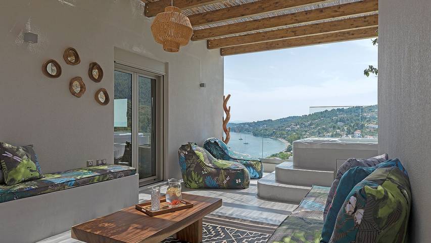 Villa for 10 people, with garden and pool as well as ocean view in Skiathos