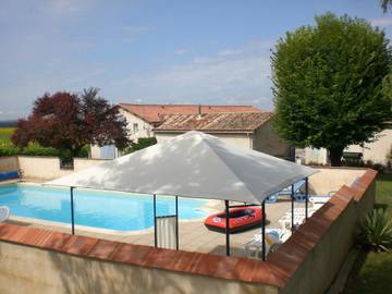 Gîte pour 15 personnes, avec terrasse ainsi que jardin et piscine à Angeduc