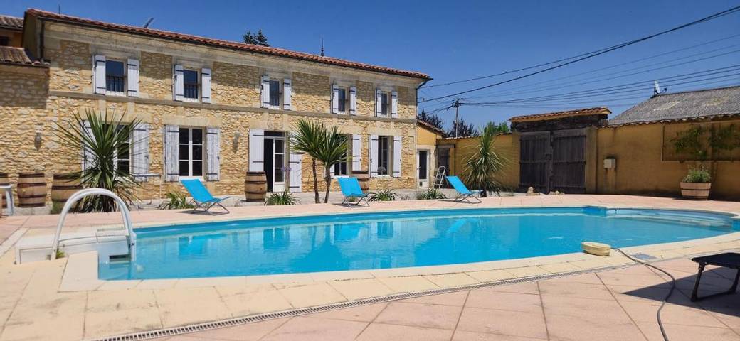Chambre d’hôte pour 2 personnes, avec vue ainsi que piscine et jardin à Anglade