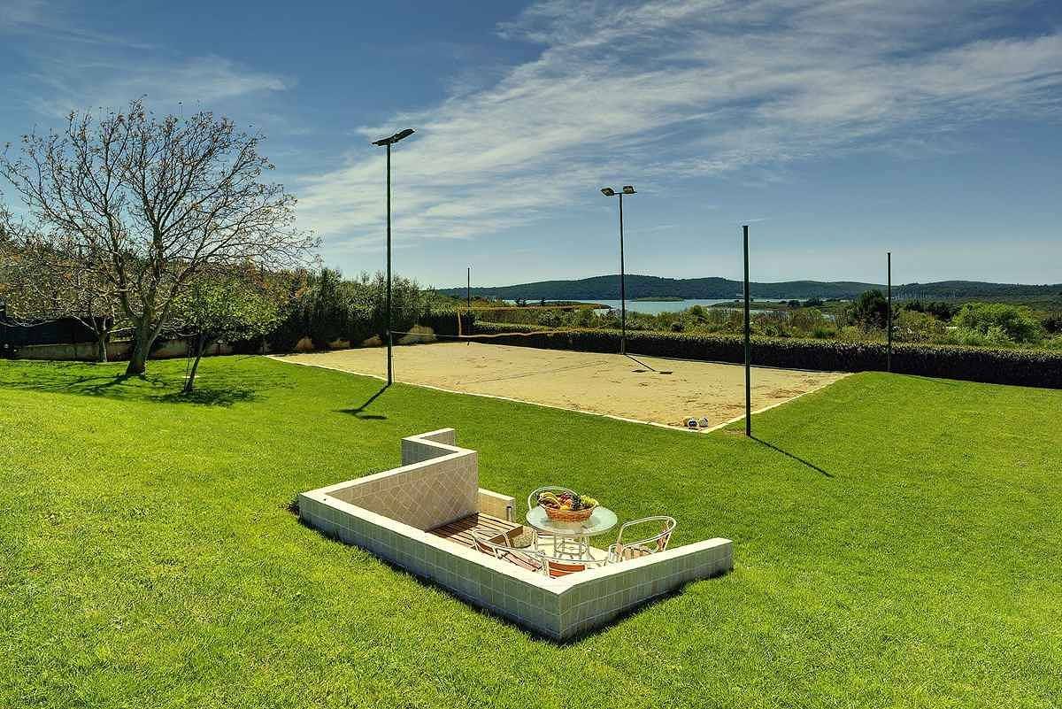 Villa mit Swimmingpool und Volleyballfeld in Pula-Medulin, Pomer