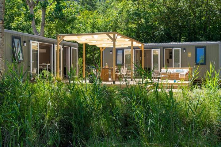 Camping pour 10 personnes, avec jardin et piscine à Castellane