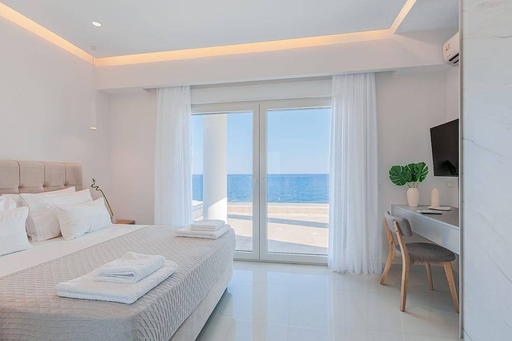 Seafront brand new luxury villa swimming pool -ideal for families, free transfer in Achlia, Lasithi