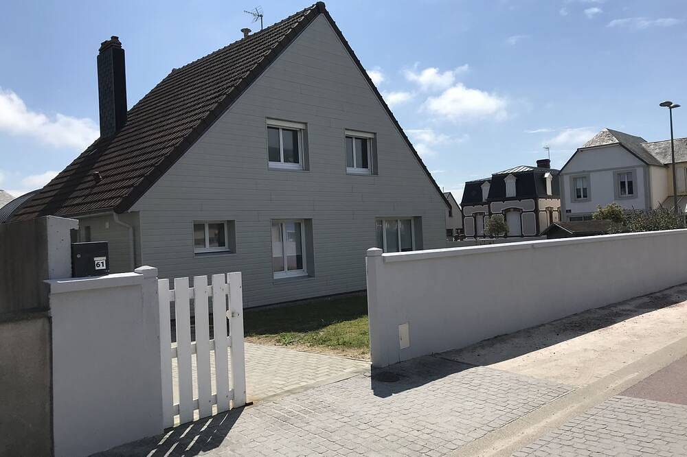 3-star villa, on  the 2nd seafront and beach enclosed garden and private parking in Agon-Coutainville, Coutances