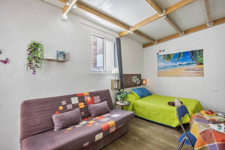 Estudio entero, Estudio vacacional 'La Brisa Loft' con vistas a la montaña, terraza privada y Wi-Fi in Carrizal, Ingenio