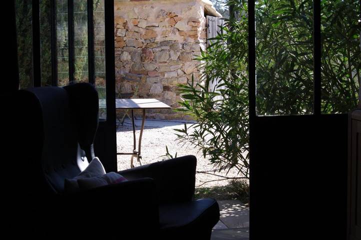 Gîte pour 2 personnes, avec Terrasse ainsi que Jardin et Vue à Châteauneuf-le-Rouge - 3