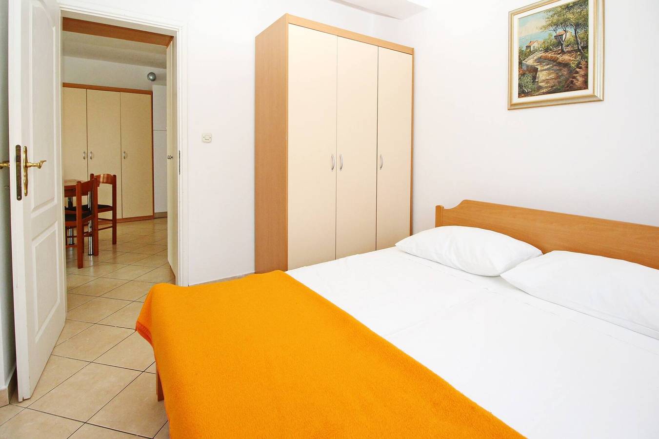 Ganze Wohnung, Apartment Lovincic Nr. 1 – mit Terrasse, 200 m vom Strand entfernt in Zarok, Baska