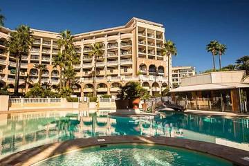 Gîte pour 4 personnes, avec vue ainsi que piscine et balcon dans Office De Tourisme Cannes La Bocca