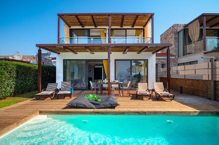 Villa mit pool für 6 Personen, mit Balkon und Terrasse sowie Garten und Ausblick in Chalkidiki
