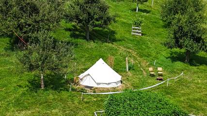 Tente pour 2 personnes, avec vue ainsi que jardin et piscine, animaux acceptés en Suisse